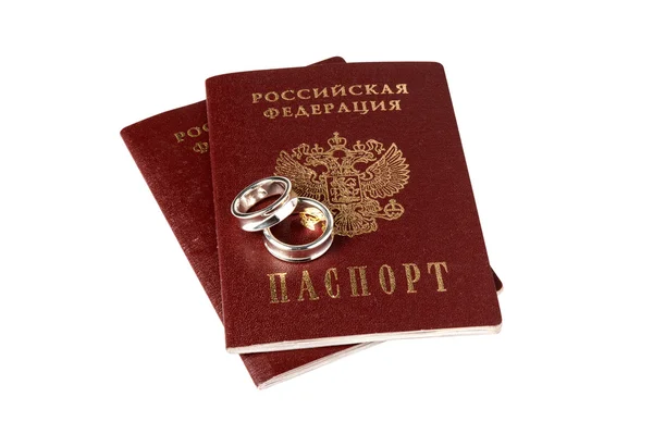 Par isolado de alianças de casamento e passaportes — Fotografia de Stock