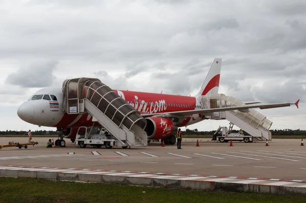 AirAsia uçak iniş siem, sonra Havaalanı biçmek