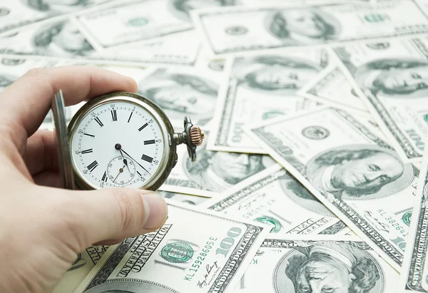 Relógio de mão sobre notas de dólar Fotografias De Stock Royalty-Free