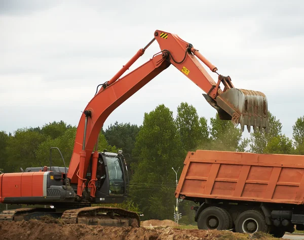 Grävmaskin laddar dumper lastbil — Stockfoto