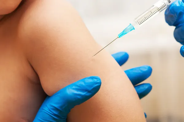Garoto e seringa de vacina Fotografia De Stock