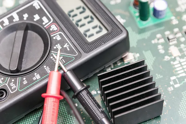 pcb plaka üzerinde yakın çekim multimetre.