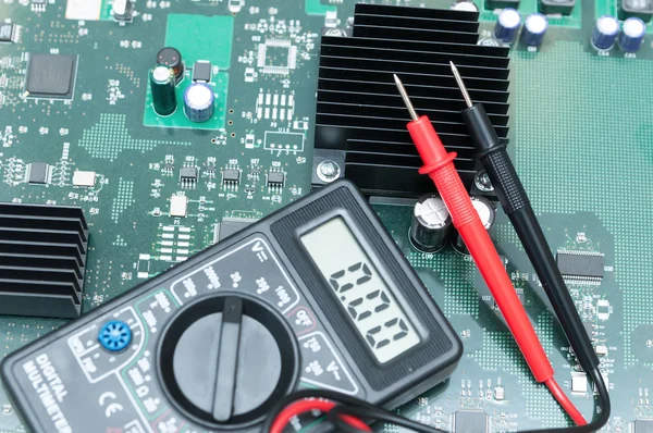 Close-up multimeter op pcb plaat. — Stockfoto