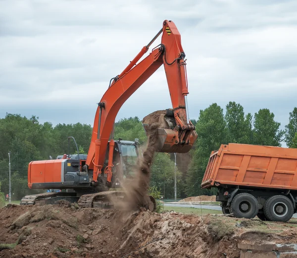 Excavator Loading Dumper Truck — Stock Photo, Image