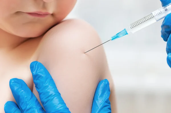 Jongen en vaccin spuit — Stockfoto