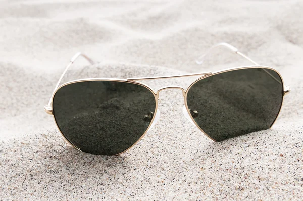 Lunettes de soleil sur le sable — Photo