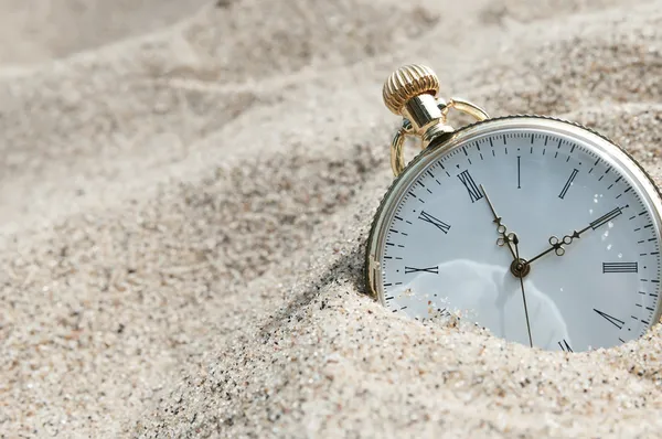 Reloj de bolsillo enterrado en la arena —  Fotos de Stock