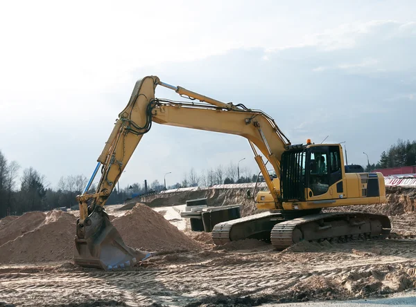 Escavatore idraulico cingolato sul cantiere — Foto Stock