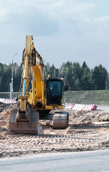 Escavatore idraulico cingolato sul cantiere — Foto Stock