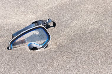 deniz kum üzerinde bir tüplü dalış için maske