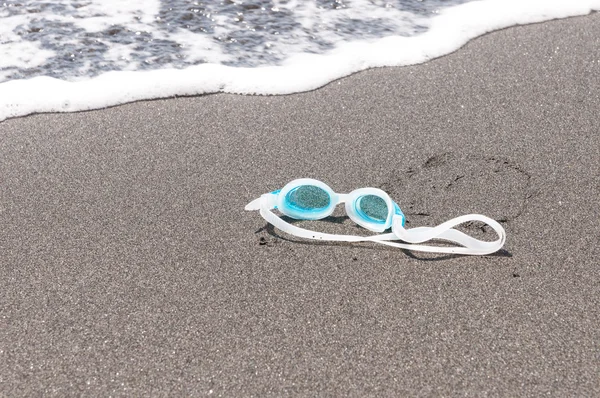 Swim goggles on the sea sand. — Stock Photo, Image