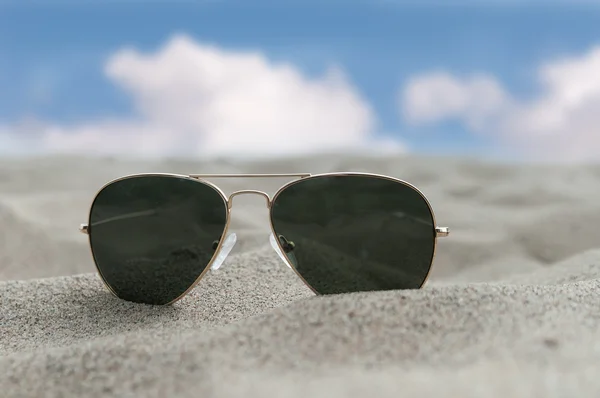 Сонцезахисні окуляри на піску — стокове фото