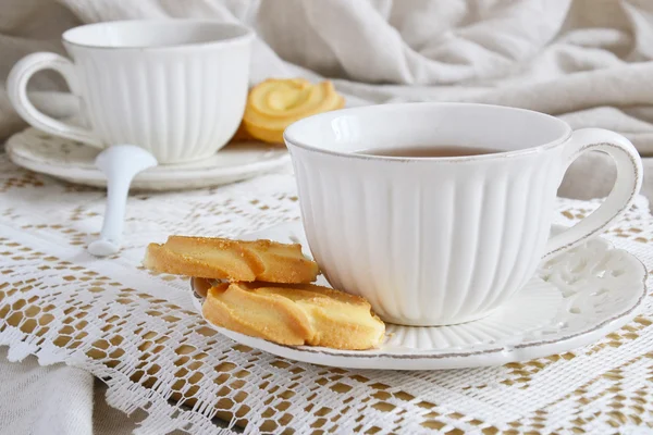 Tebjudning med cookies — Stockfoto