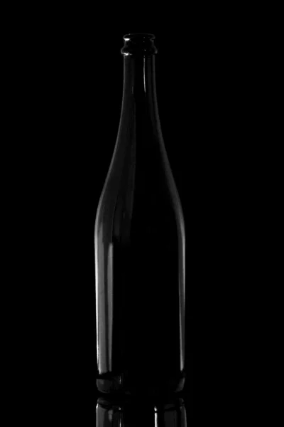 Schwarze Flasche auf schwarzem Hintergrund — Stockfoto