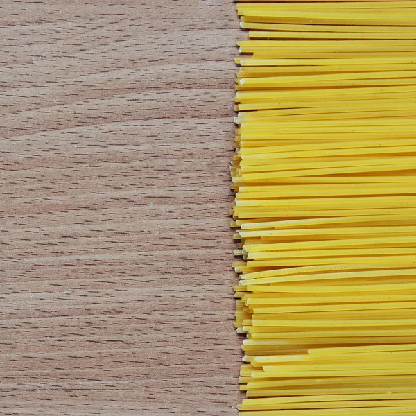 Espaguete no fundo de madeira — Fotografia de Stock