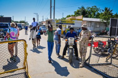 Sınır devriyesi ajanı Haiti ile Dominik Cumhuriyeti arasında bir sınır.