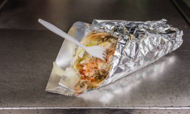 Çatallı NYC yemek kamyonundan folyoya sarılı jiroskop