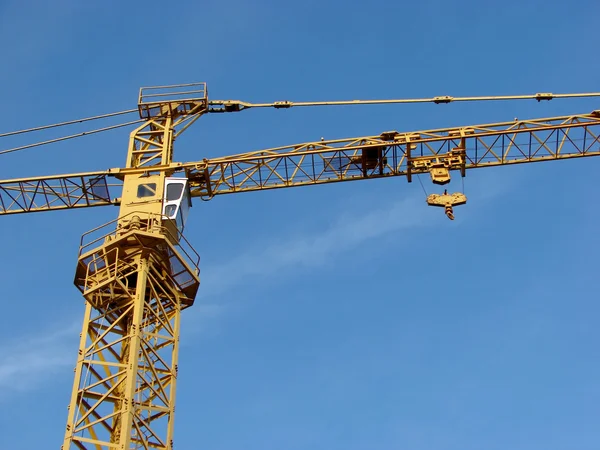 arka plan mavi gökyüzü üzerinde vinç