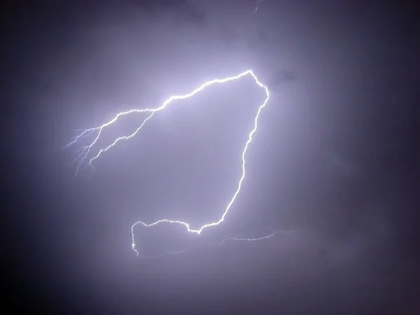 bir gece kış ve fırtına yıldırım