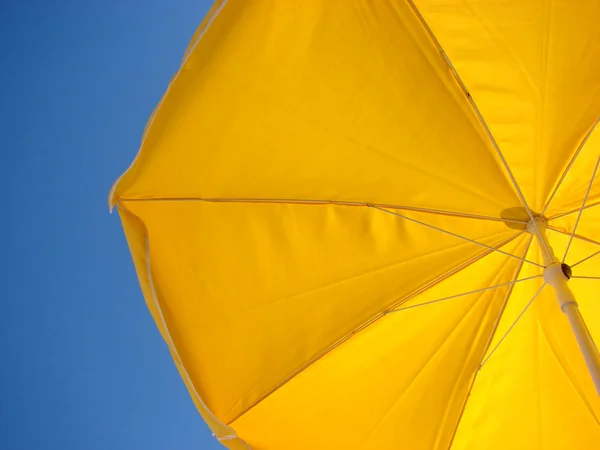 Sonnenschutz isoliert vor blauem Himmel — Stockfoto