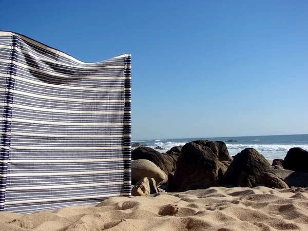 windbreack plaj mavi gökyüzü ile bir yaz gününde