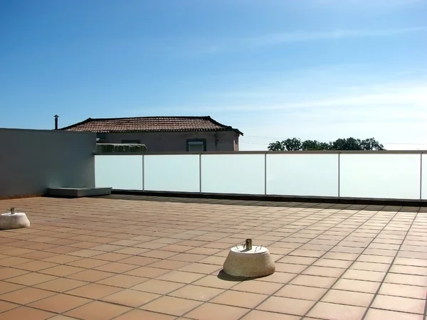 gün ışığı mavi gökyüzü ile modern Teras