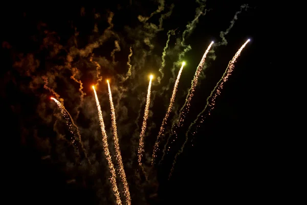 Karanlık, aydınlık bir kış gecesinde renkli havai fişekler ve duman izleri