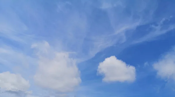 Stratus Λευκά Σύννεφα Στο Μπλε Ουρανό Φυσικό Υπόβαθρο Όμορφο Περιβάλλον — Φωτογραφία Αρχείου
