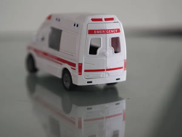 Modelo Emergencia Ambulancia Coche Color Blanco Espejo Reflejo Mesa —  Fotos de Stock