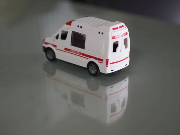 Modelo Emergencia Ambulancia Coche Color Blanco Espejo Reflejo Mesa —  Fotos de Stock