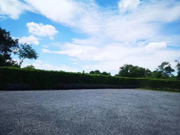 Parque Estacionamento Polvilhado Com Cascalho Arbusto Árvore Natureza Fundo — Fotografia de Stock