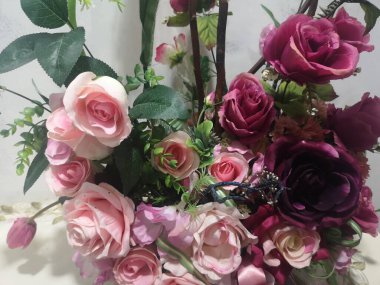 Vazodaki koyu pembe gül buketi yapay çiçekler kurutulmuş statik çiçek klasik tarzda yumuşak beyaz ton rengi afiş, kart, duvar kağıdı, Sevgililer Günü düğün web sayfası için ön planda metin tasarımı kavramı