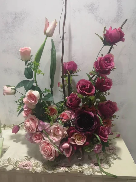 Rosa Escuro Violeta Rosa Buquê Vaso Flores Artificiais Buquê Estatice — Fotografia de Stock