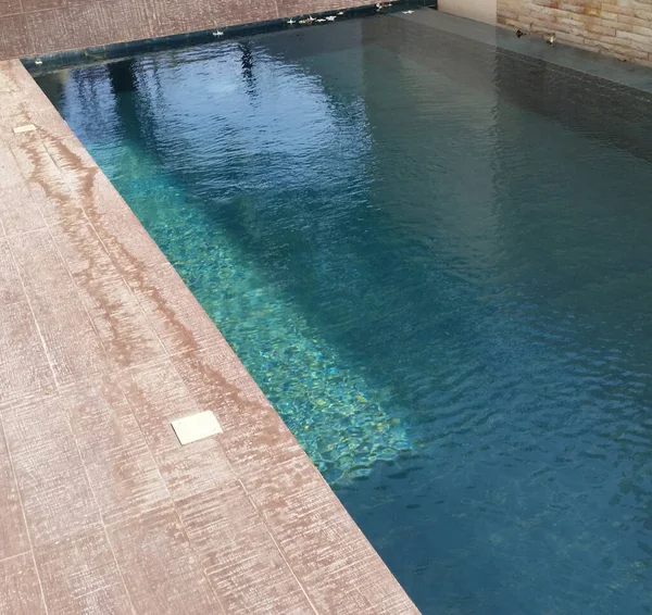 Klares Wasser Schwimmbad Ist Mit Mosaiken Bedeckt Stockbild