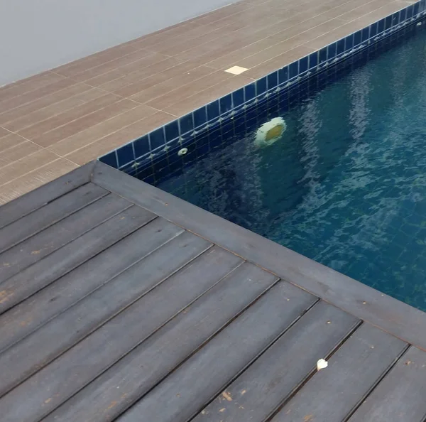 Klares Wasser Schwimmbad Ist Mit Mosaiken Bedeckt lizenzfreie Stockbilder