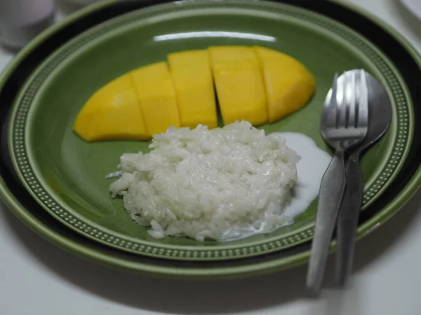 Mangoklebriger Reis Mit Kokosmilch Süßes Dessert Auf Grünem Teller — Stockfoto