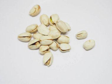 Beyaz arka planda fıstıklı kuru fasulye.