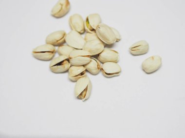 Beyaz arka planda fıstıklı kuru fasulye.