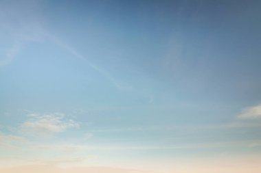 Yaz mavisi gökyüzü bulutu gradyanı soluk beyaz arkaplan. Güneşin altında açık bulutlu bir güzellik sakin bir kış havası. Çevre günündeki geniş canlı Cyan manzarası Açık ufuk çizgisi bahar rüzgarı