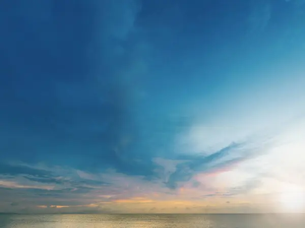 Summer Blue Sky Och Vita Moln Bakgrund Vackert Klart Molnigt Royaltyfria Stockfoton
