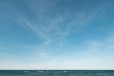 Yaz mavisi gökyüzü bulutu gradyan açık beyaz zemin. Güneşin altında açık bulutlu bir güzellik sakin bir kış havası. Çevresel gündüz ufuk çizgisinde kasvetli, canlı Cyan manzarası ufuk çizgisi bahar rüzgarı