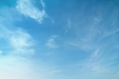 Yaz mavisi gökyüzü bulutu gradyan açık beyaz zemin. Güneşin altında açık bulutlu bir güzellik sakin bir kış havası. Çevresel gündüz ufuk çizgisinde kasvetli, canlı Cyan manzarası ufuk çizgisi bahar rüzgarı