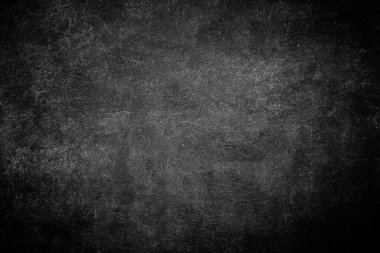 Sınıf okulu konseptindeki siyah karatahta dokusu ön boş tebeşir tahtası yazmak için toz haritası arkaplanı. Öğrenci boyası için arduvaz eski duvar fotoğrafçılığı