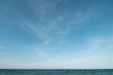 Yaz mavisi gökyüzü bulutu gradyan açık beyaz zemin. Güneşin altında açık bulutlu bir güzellik sakin bir kış havası. Çevresel gündüz ufuk çizgisinde kasvetli, canlı Cyan manzarası ufuk çizgisi bahar rüzgarı