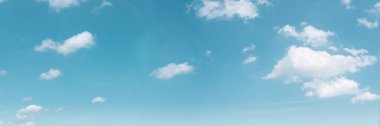 Yaz mavisi gökyüzü bulutu gradyan açık beyaz zemin. Güneşin altında açık bulutlu bir güzellik sakin bir kış havası. Çevresel gündüz ufuk çizgisinde kasvetli, canlı Cyan manzarası ufuk çizgisi bahar rüzgarı