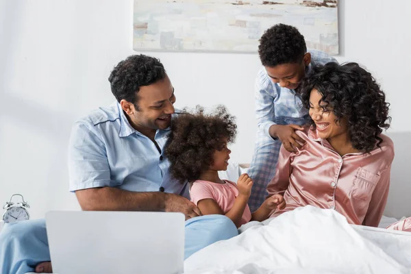 Afrikansk Amerikansk Man Nära Laptop Och Glad Familj Sovrummet — Stockfoto