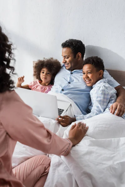 Çocuklu Laptoplu Mutlu Afrikalı Amerikalı Adam Yatak Odasında Bulanık Karısının — Stok fotoğraf