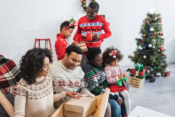Joyeux Afro Américain Famille Emballage Cadeaux Dans Salon Avec Arbre — Photo