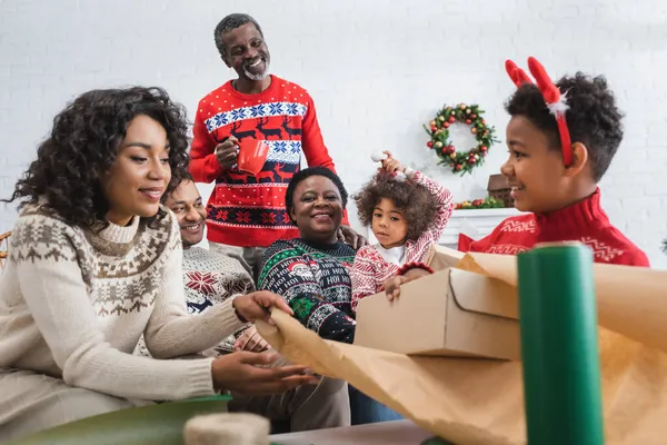 Moeder Zoon Verpakking Geschenk Doos Buurt Gelukkig Afrikaans Amerikaanse Familie — Stockfoto