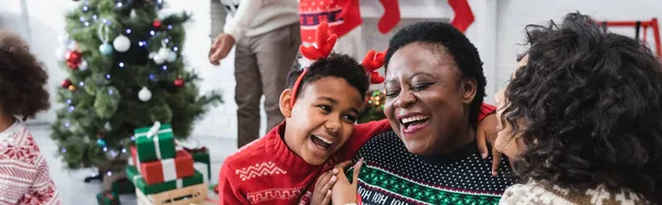 Feliz Chico Mujer Abrazando Riendo Africano Americano Abuelita Cerca Borrosa — Foto de Stock